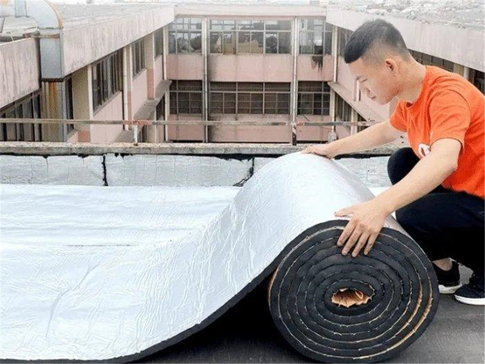 鋁箔貼面自粘膠橡塑板屋頂施工